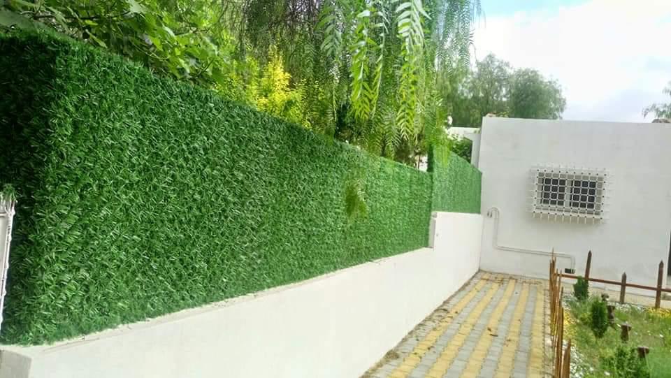 Brise vent artificielle dense, conçue pour protéger du vent tout en embellissant votre extérieur.