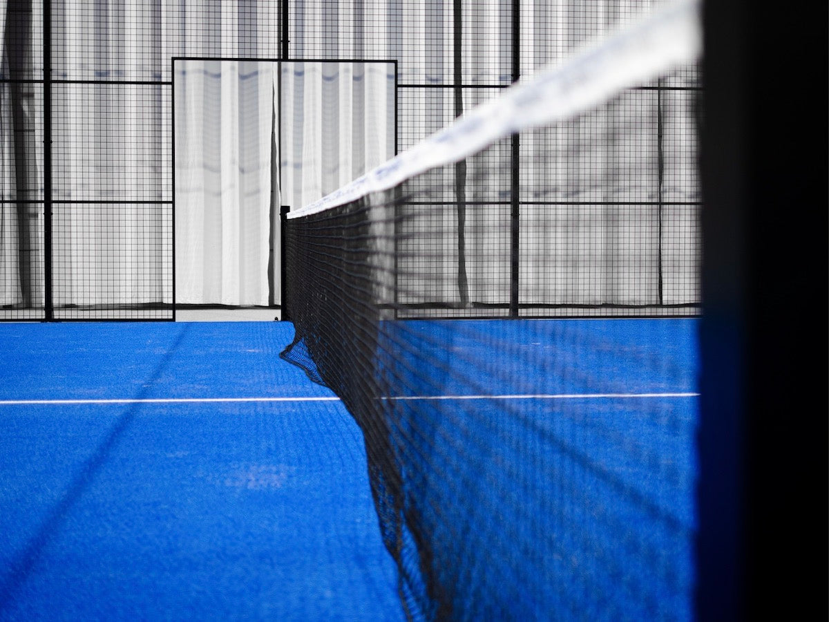 Gazon artificiel pour padel, conçu pour des surfaces de jeu professionnelles et durables.
