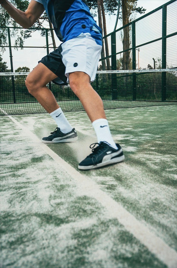 Installation de gazon synthétique pour padel avec PadelFlex™ 12mm, surface durable.