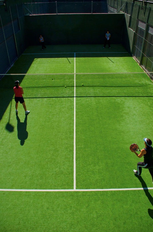 Gazon synthétique PadelFlex™ 12mm pour terrains de padel, qualité professionnelle.