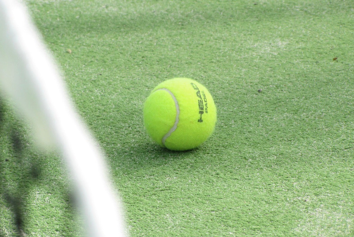 Détail du gazon synthétique PadelFlex™ 12mm pour terrain de padel.