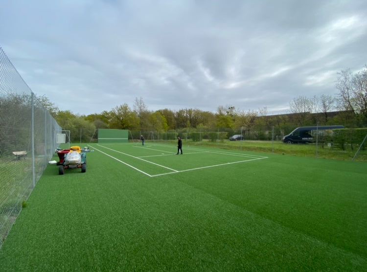 Transformez votre terrain avec notre gazon synthétique tennis, offrant une surface de jeu durable et performante.