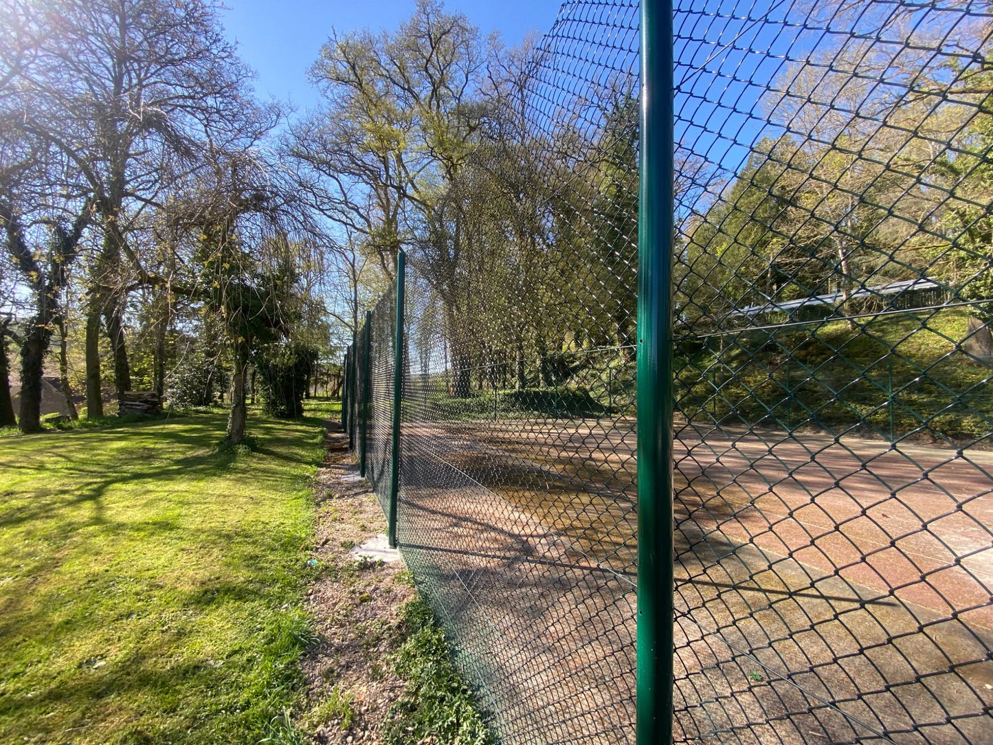 Grillage hauteur 3 mètres installé sur terrain sportif avec poteaux verts galvanisés