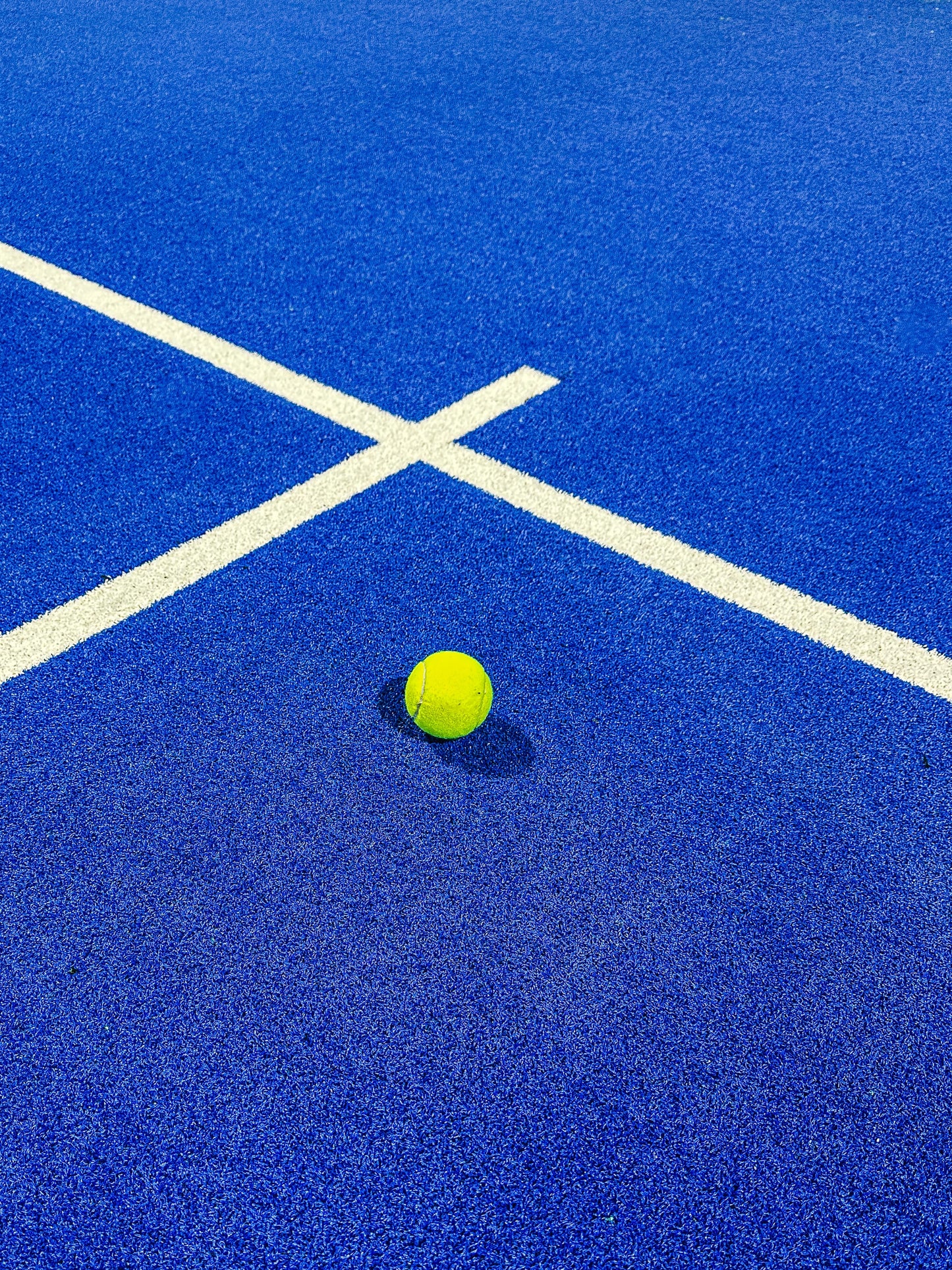Terrain de padel équipé de gazon synthétique résistant aux intempéries et à l’usure.