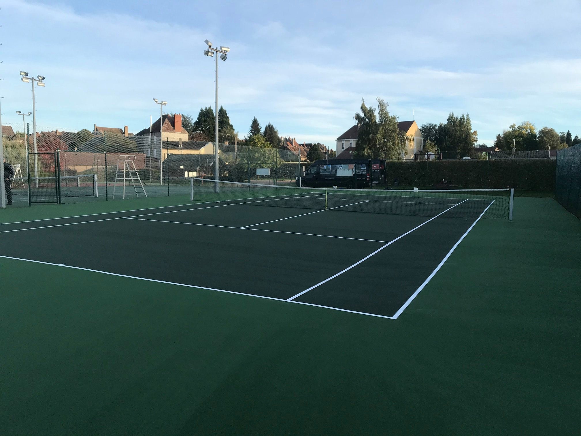 Projet achevé : magnifique court de tennis en résine par ADN SOL