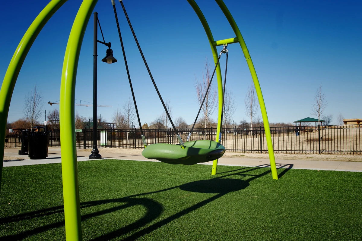 Gazon synthétique pour aire de jeux extérieure avec structure ludique et sol sécurisé