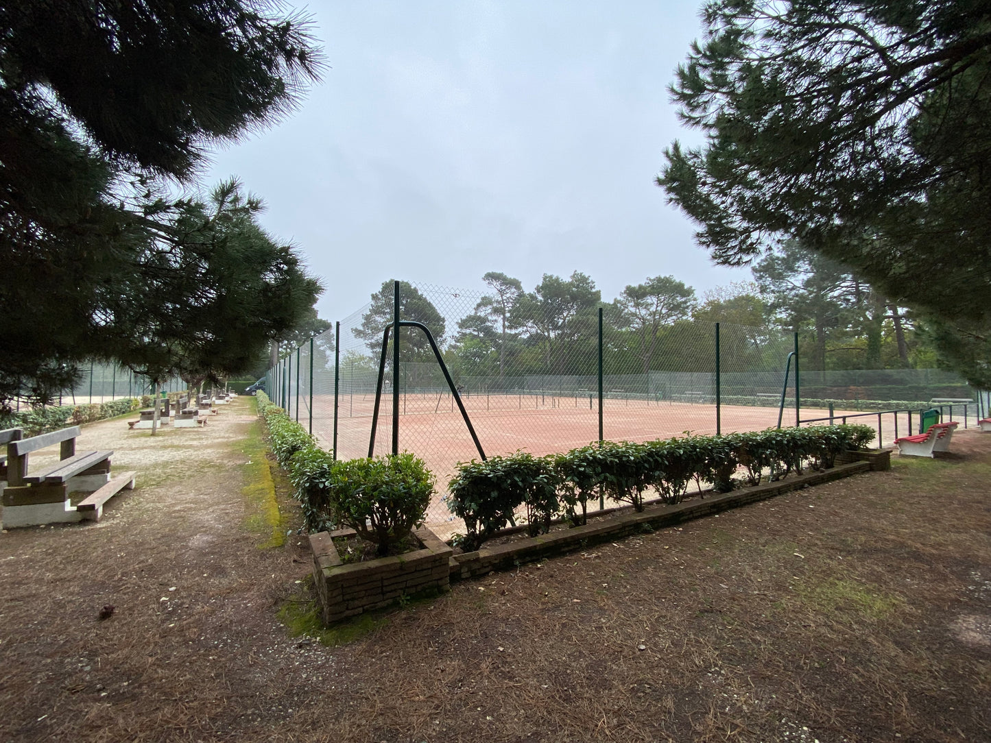 Découvrez notre kit grillage pour terrains de tennis, conçu pour une installation facile et durable, assurant la protection et la longévité de votre terrain.