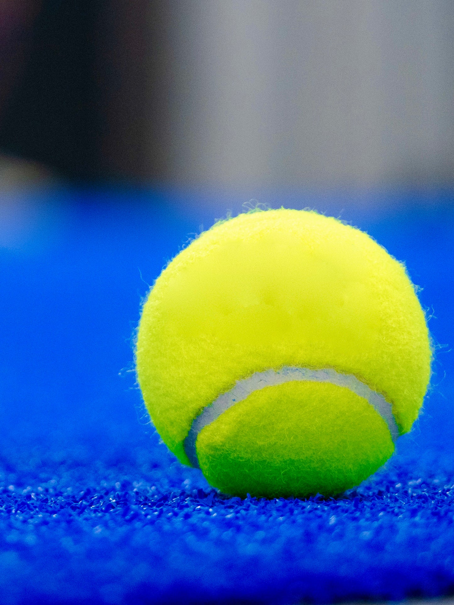 Gazon synthétique haute performance pour terrains de padel, adapté aux compétitions.