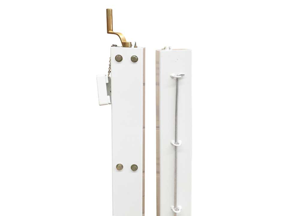 POTEAUX DE TENNIS SUR PLATINE EN ACIER GALVANISÉ 100MM X 100MM. TREUIL INTÉRIEUR