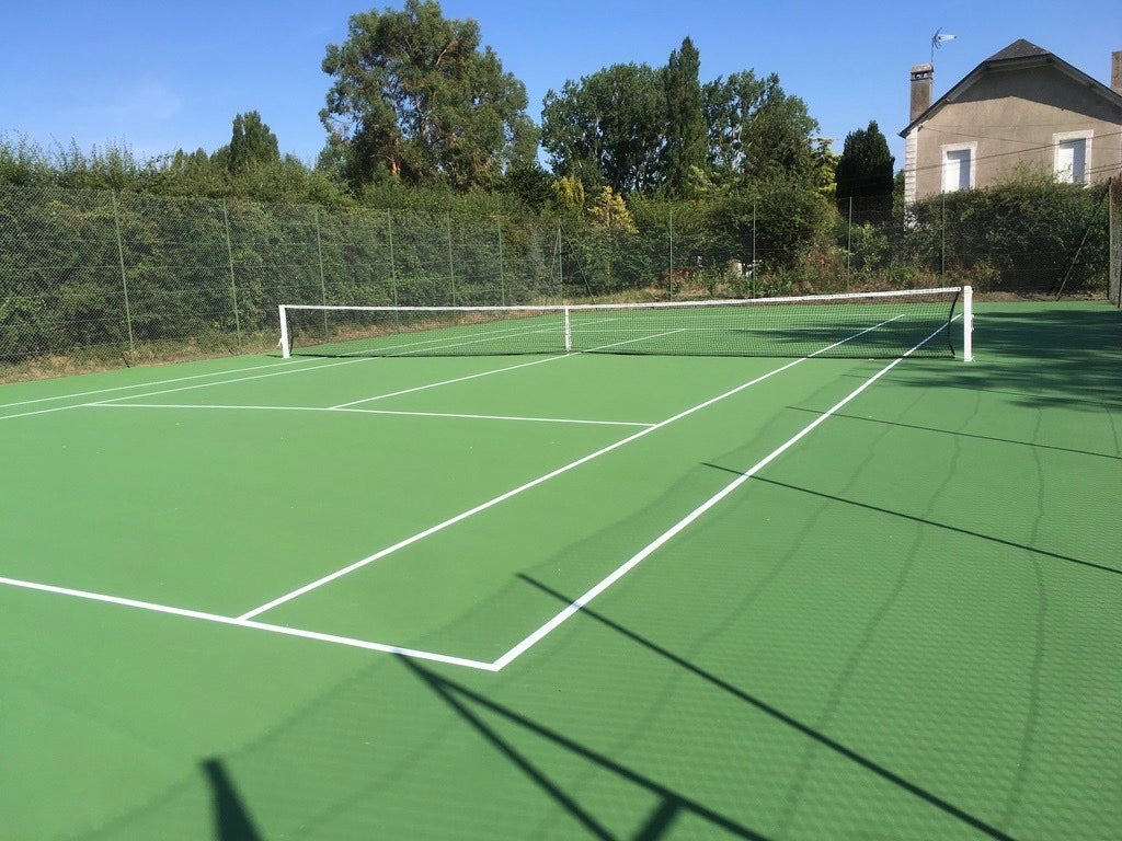 Terrain de tennis en résine achevé par ADN SOL, offrant une surface de jeu impeccable
