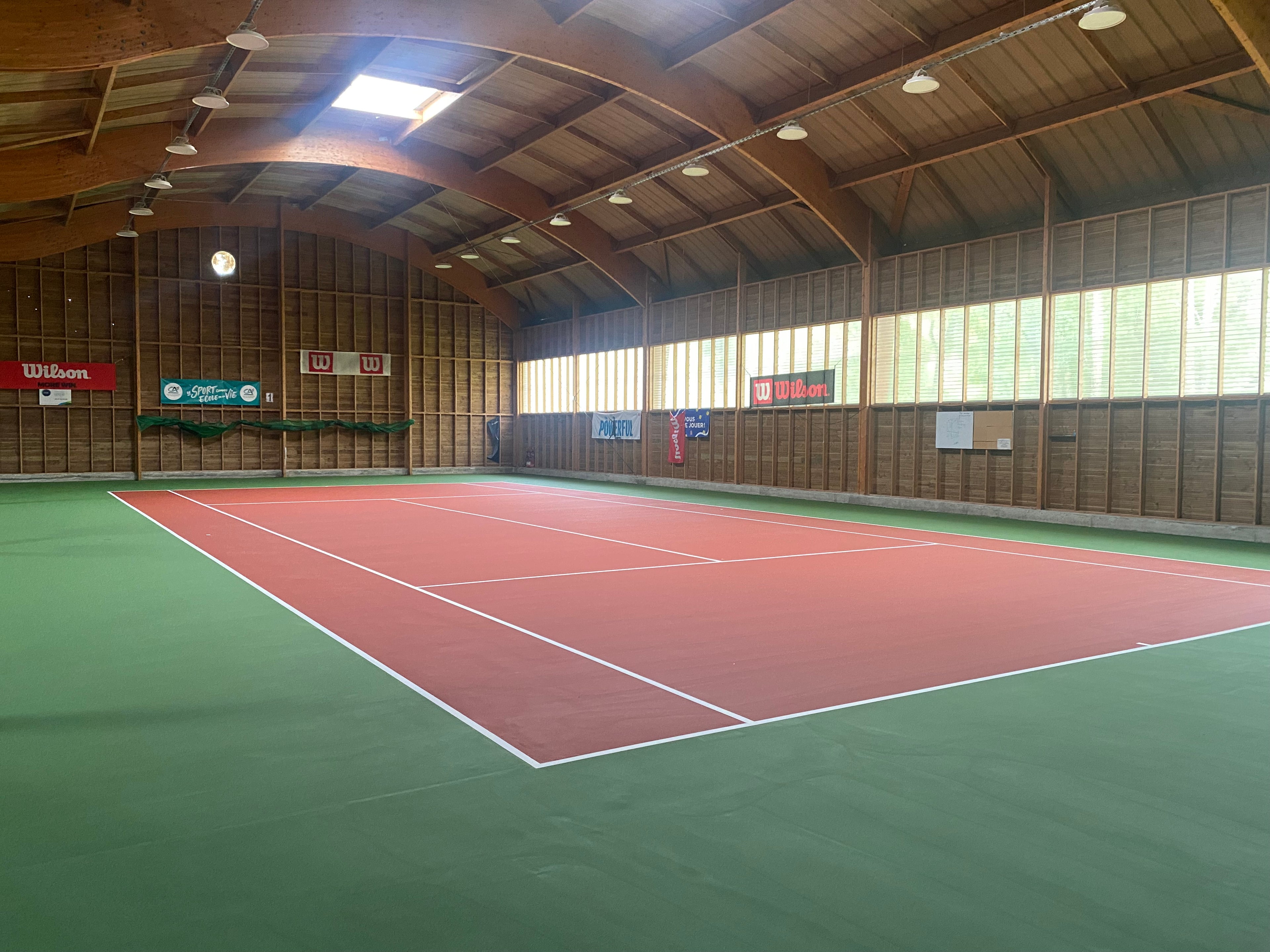 Court de tennis en résine entièrement terminé par ADN SOL, prêt pour les compétitions