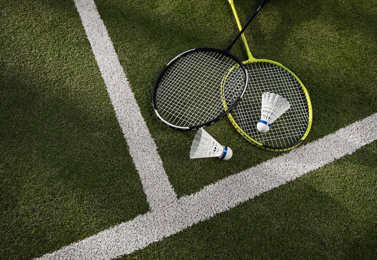 Installation de gazon synthétique pour padel, garantissant une expérience de jeu fluide.