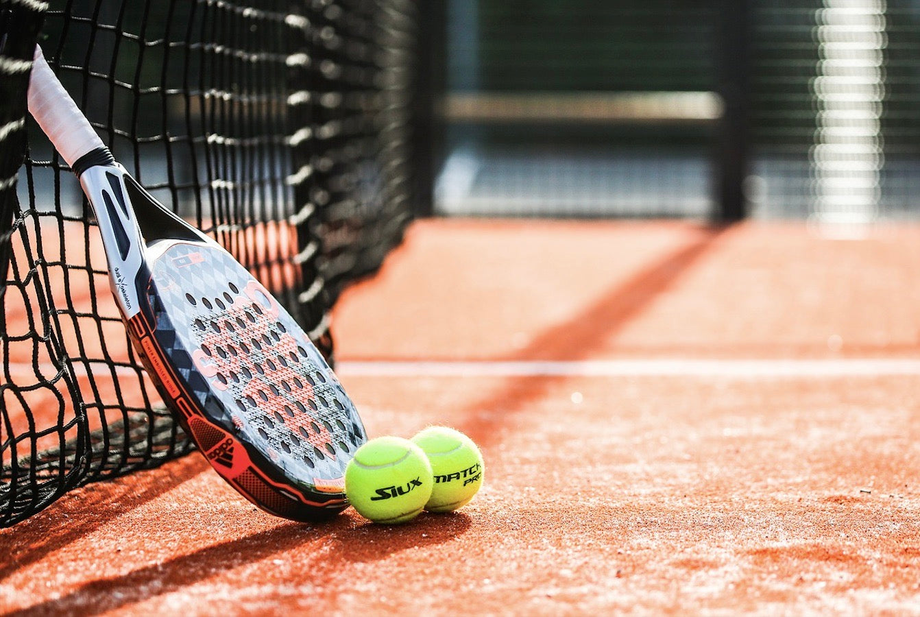 Surface en gazon synthétique padel offrant une adhérence optimale pour les joueurs de padel.