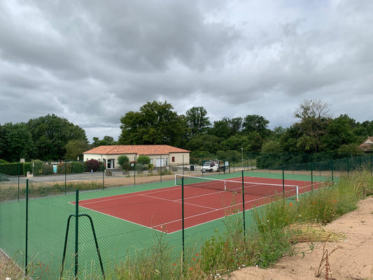 Construction d'un Court de Tennis en Béton Poreux à Vasles (79) par ADN SOL : Les Détails Techniques