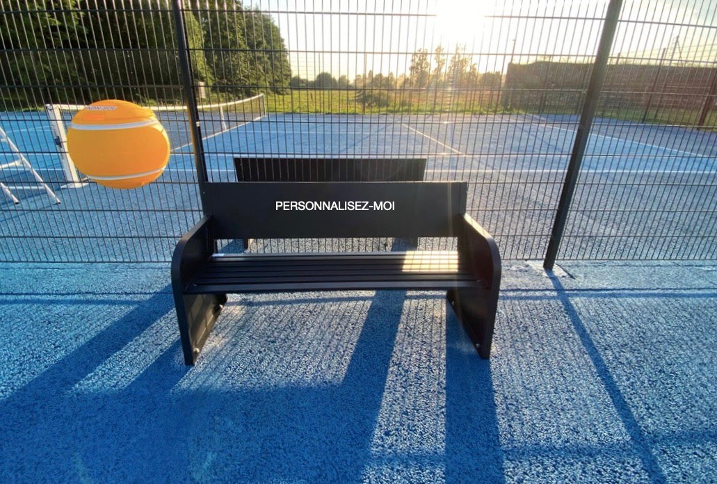 Banc de tennis personnalisé avec logo et couleurs de l'entreprise, fabriqué en acier électrozingué par SURFACE-INNOV