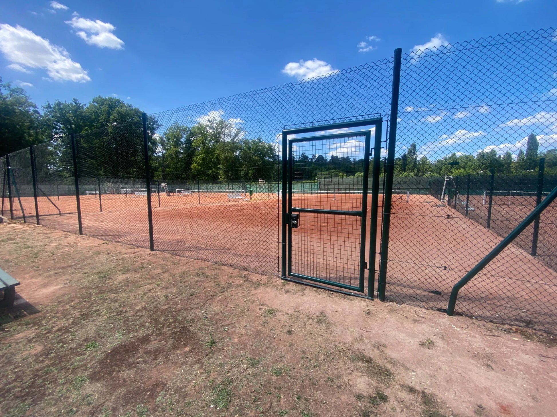 portillon tennis installé sur court en terre battue Surface Innov