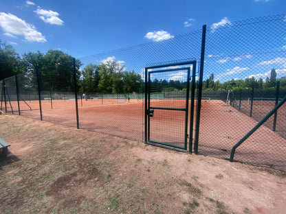 portillon tennis installé sur court en terre battue Surface Innov