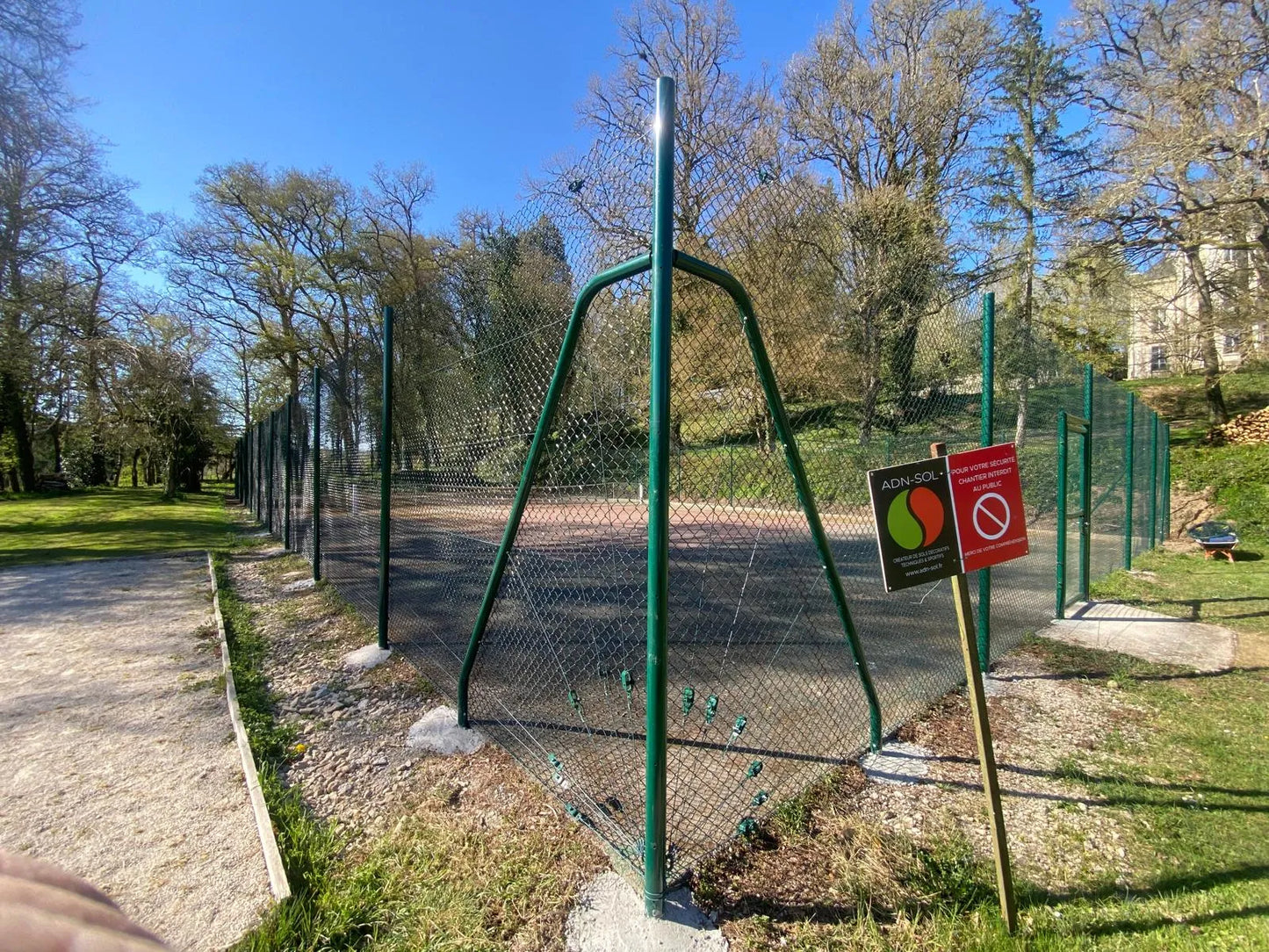 Kit grillage tennis avec poteaux de départ 76 mm, jambes de force et grillage renforcé 45x45 mm en 3,5 mm