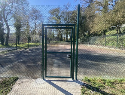 Kit grillage tennis complet avec portail tennis hauteur 3 m, grillage renforcé et poteaux 76 mm