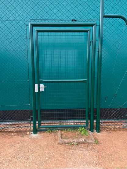 Portail tennis avec serrure à clé sur cadre galvanisé Surface Innov