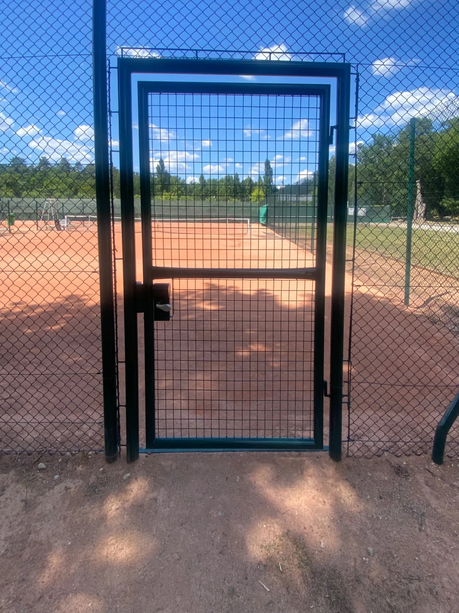 Portail tennis vert avec serrure à clé et cadre acier