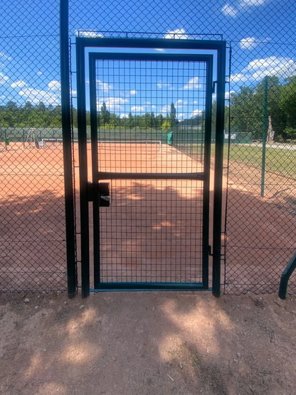 Portail tennis vert avec serrure à clé et cadre acier