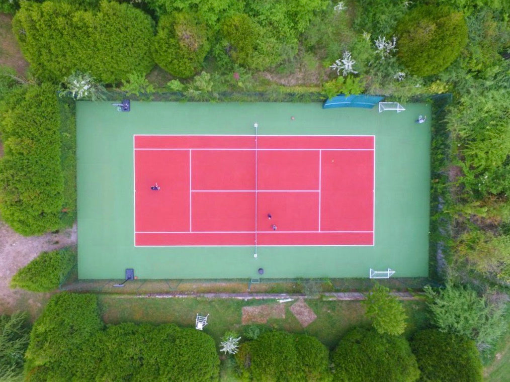 Images aériennes des travaux finis sur un terrain de tennis en béton poreux réalisés par notre entreprise ADN SOL.