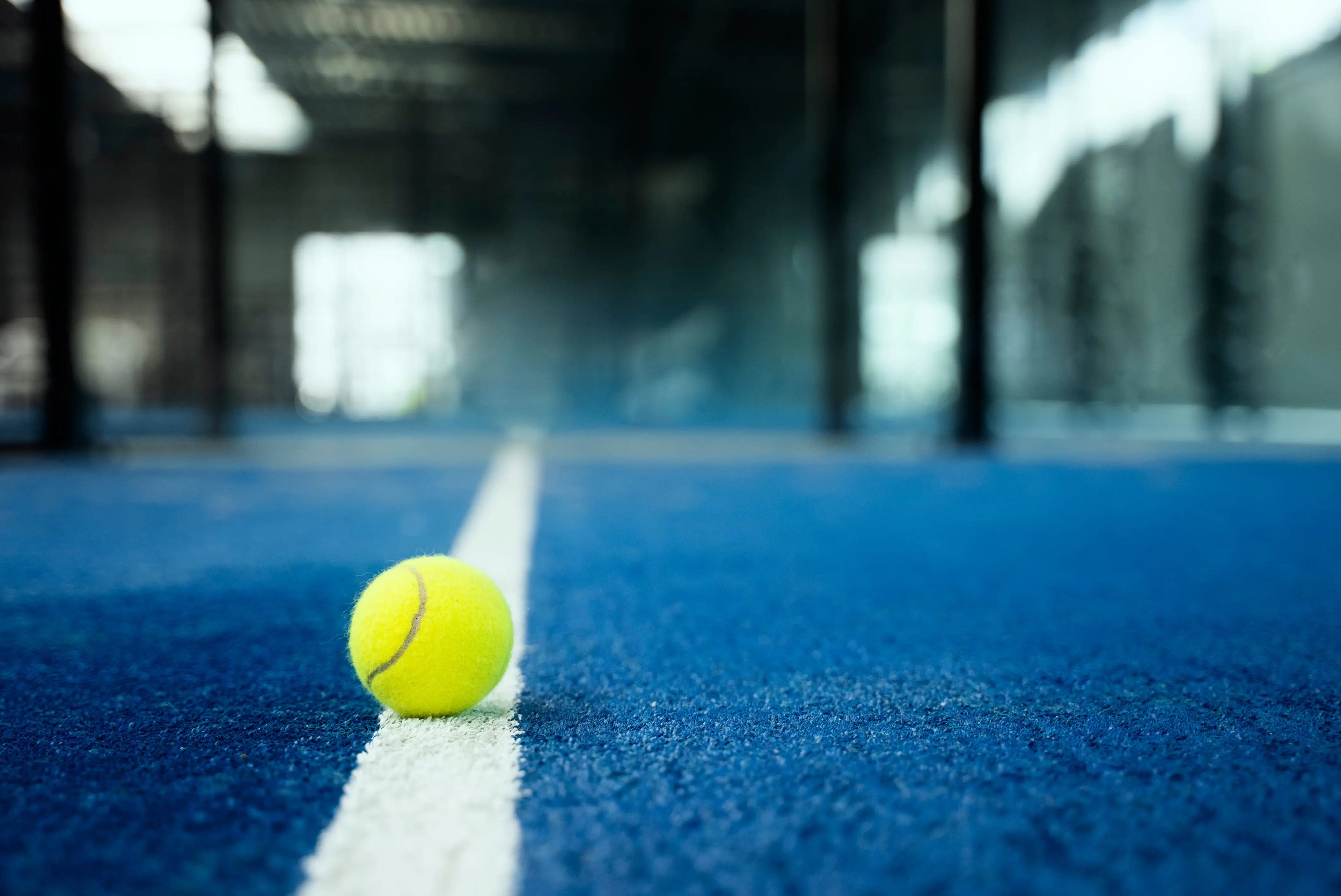 Découvrez notre gazon synthétique de haute qualité, idéal pour la création de terrains de tennis et de padel performants et durables.